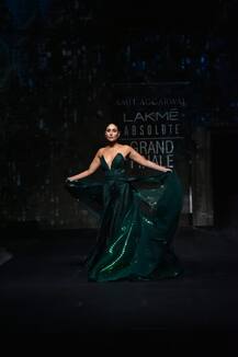 Lakme Fashion Week 2020: खूबसूरत गाउन में रैंप पर उतरीं करीना कपूर, ठहर गईं सभी की निगाहें