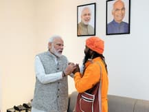 वाराणसी के रिक्शा चालक मंगल केवट से मिले पीएम मोदी, हाल में ही प्रधानमंत्री को भेजा था बेटी की शादी का न्योता