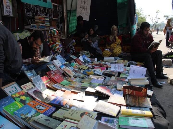 Delhi- Library running in Shaheen Bagh bus stand, Playway school opened for children दिल्ली: शाहीन बाग बस स्टैंड पर अब चल रही है लाइब्रेरी, बच्चों के लिए खोला गया है प्ले-वे स्कूल