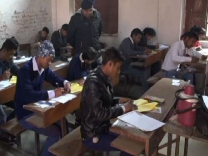 UP Board- A school clerk from Deoria made his home an examination center, copies were being written openly यूपी: देवरिया के एक स्कूल क्लर्क ने अपने घर को बनाया परीक्षा केंद्र, खुलेआम लिखी जा रही थीं कॉपियां