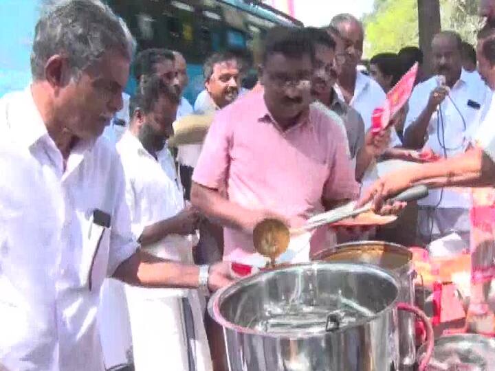 Kerala Congress workers  distributed beef curry in front of police station in Kozhikode केरलः कांग्रेस नेताओं ने थाने के सामने बांटी 'बीफ करी', ट्रेनी पुलिस के मेन्यू से बीफ हटाने के बाद किया प्रदर्शन