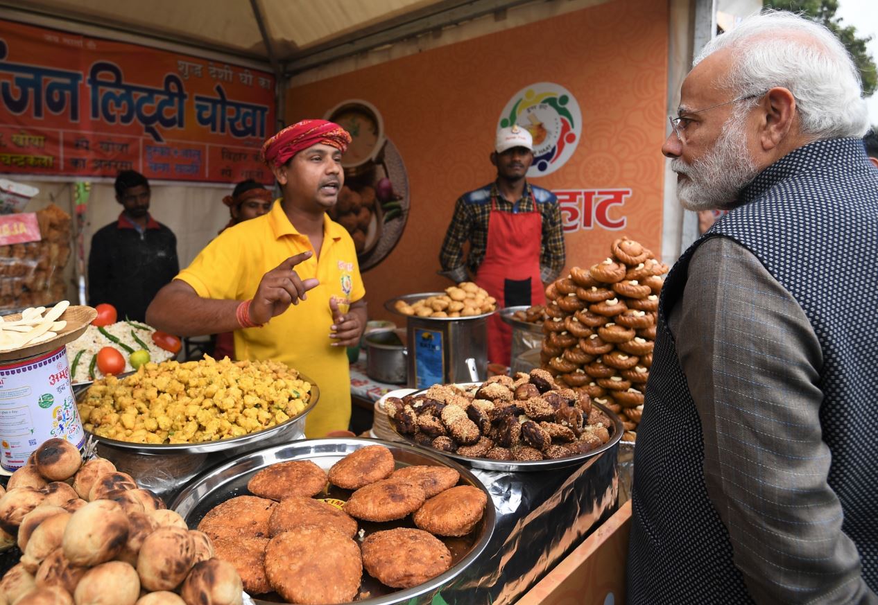 PHOTOS: अचानक ‘हुनर हाट’ पहुंचे पीएम मोदी, लिट्टी-चोखा खाया और कुल्हड़ चाय पी