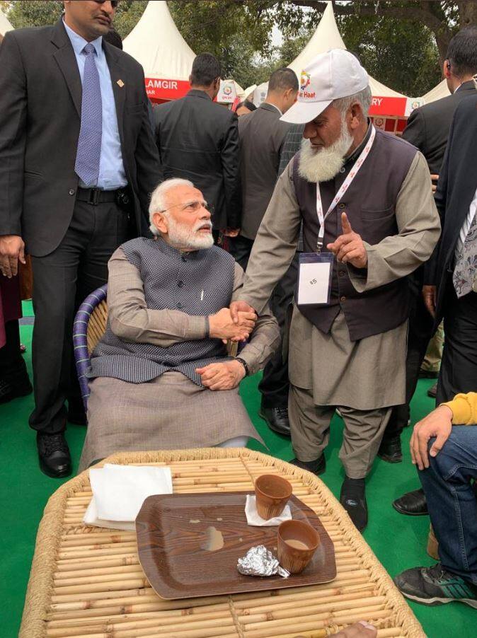 एक सूत्र ने बताया, ‘‘प्रधानमंत्री का यह दौरा तय नहीं था. वह बुधवार की दोपहर अचानक ही हुनर हाट पहुंचे. इससे वहां सभी लोग हैरान रह गए. उनके पहुंचने की जानकारी पाते ही अल्पसंख्यक कार्य मंत्री मुख्तार अब्बास नकवी तत्काल वहां पहुंचे और उनकी अगवानी की.’’