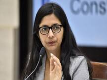 कोरोना संक्रमित समझकर लड़की को कंडक्टर ने चलती बस से फेंका, दिल्ली महिला आयोग ने यूपी पुलिस को जारी किया नोटिस