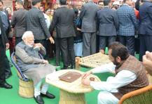 PHOTOS: अचानक ‘हुनर हाट’ पहुंचे पीएम मोदी, लिट्टी-चोखा खाया और कुल्हड़ चाय पी