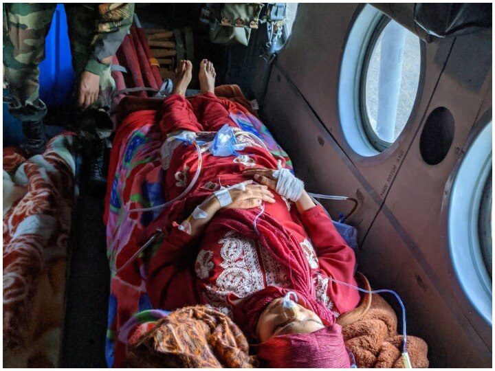 Jammu and Kashmir: Air Force jawan set an example bring sick woman in low light by helicopter ANN जम्मू कश्मीर: वायुसेना के जवानों ने पेश की मिसाल, कम रौशनी में हैलीकॉप्टर से बीमार महिला को पहुंचाया अस्पताल
