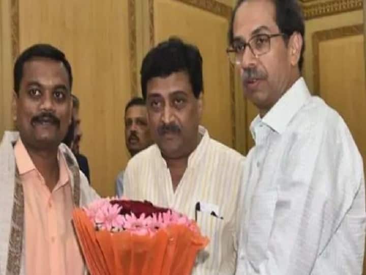 CM Uddhav Thackeray honored the employee of GST building who saved the tiranga from fire तिरंगे को आग से बचाने वाले कर्मचारी को CM उद्धव ठाकरे ने किया सम्मानित