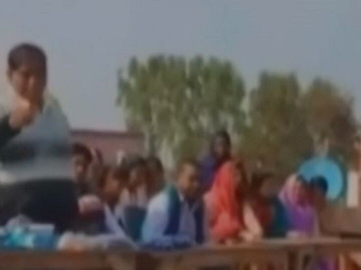 UP- Video viral of management giving tips on safe copying in a Mau school ANN यूपी: नकल की टिप्स बताते हुए प्रिंसिपल ने कहा, 'आंसर शीट में 100 रुपये का नोट रख देना', वीडियो हुआ वायरल
