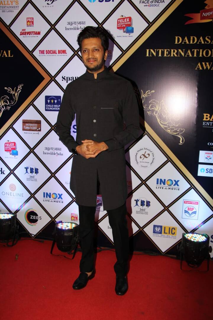 दादासाहेब इंटरनेशनल अवॉर्ड 2020 के रेड कार्पेट पर अभिनेता रितेश देशमुख कुछ इस अंदाज में दिखाई दिए. (Photo credit: Manav Manglani)