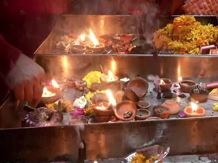 शिव पुराण के अनुसार जो भक्त शिवरात्रि के दिन निशीथ काल में फूल, फल, नैवेद्य, चंदन से शिवजी की पूजा करते हैं और शिवपुराण का पाठ या महामृत्युंजय मंत्र का जाप करते हैं भोलेनाथ उन पर अति प्रसन्न होते हैं.