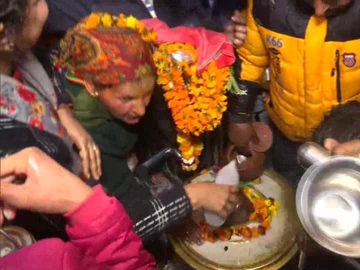 इस दिन शिवजी के भक्त मंदिरों में जाकर शिवलिंग पर बेलपत्र, धतूरा, भांग और जल चढ़ाते हैं. भक्त नए नए वस्त्र पहनकर मंदिर जाते हैं और शिवजी की आराधना करते हैं.