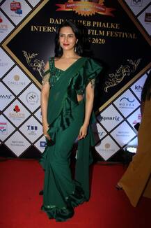 Dadasaheb Phalke IFF Awards इवेंट के दौरान डिजाइनर साड़ी में नजर आईं दिव्यांका त्रिपाठी