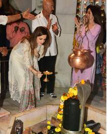 IN PICS: Mahashivratri के मौके पर परिवार संग शिव की अराधना करने पहुंचे ऋतिक रोशन