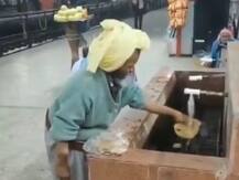 बुजुर्ग शख्स ने पानी से धोकर खाई रोटी, वायरल वीडियो देख भावुक हुए लोग