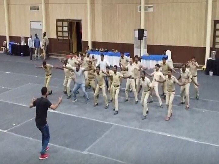 Bengaluru police personnel northeast division grooved to Samba beats during Zumba dance बेंगलुरु: नौकरी का तनाव कम करने के लिए पुलिस वालों ने किया जुम्बा डांस, वायरल हो रहा है वीडियो