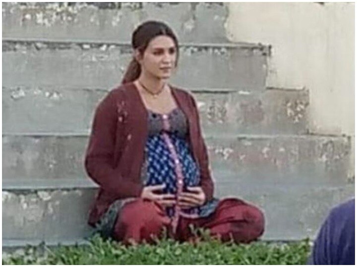 Kriti Sanon baby bump photo getting viral over social media know the story behind pregnancy  कृति सेनन की तस्वीर तेजी से हो रही है वायरल, बेबी बंप के साथ सीढ़ियों पर बैठी नजर आईं एक्ट्रेस