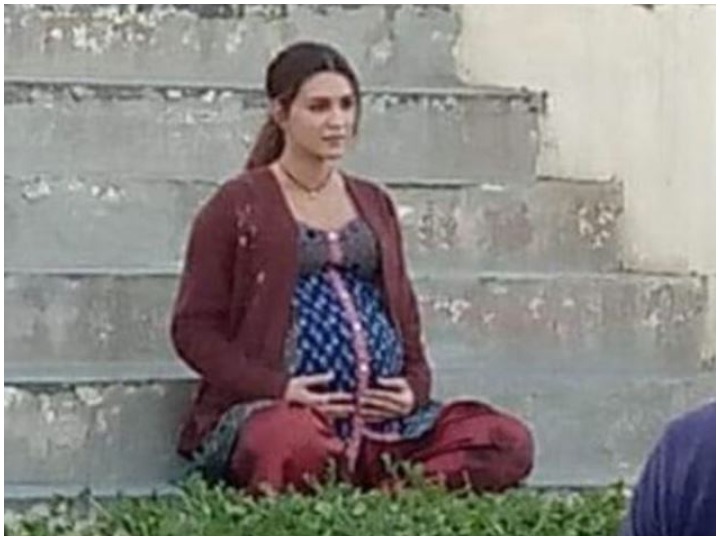 Masterpiece seen the picture of the fast is getting viral, baby venue with stairs, sitting on the internet on your smartphone screen again Kriti Sanon baby bump photo getting viral over social media know the story behind pregnancy