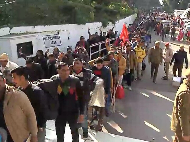 जम्मू: भक्तों के लिए पांच महीने बाद खुला वैष्णो देवी मंदिर, कोरोना की वजह से किए गए ये बदलाव Jammu: Vaishno Devi temple opened to devotees after five months, these changes made due to Corona जम्मू: भक्तों के लिए पांच महीने बाद खुला वैष्णो देवी मंदिर, कोरोना की वजह से किए गए ये बदलाव