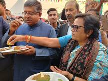 'हुनर हाट' में रविशंकर प्रसाद ने खाया लिट्टी-चोखा और पत्नी के लिए खरीदी चूड़ियां