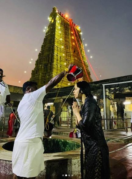 Pics: रामेश्वरम मंदिर पहुंची कंगना रनौत, किया पूजा-पाठ