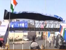 अहमदाबाद में मोटेरा स्टेडियम के पास हवा के झोंके से गिरा गेट, कल इसी गेट से होनी है मोदी-ट्रंप की एंट्री