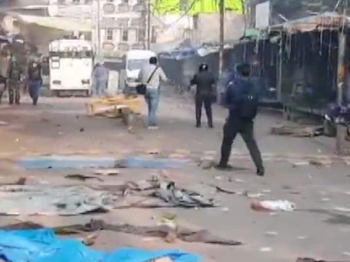 People protesting against CAA pelted stones at Aligarh Police vehicles अलीगढ़ में फिर हिंसा : पुलिस और प्रदर्शनकारियों के बीच जबरदस्त झड़प