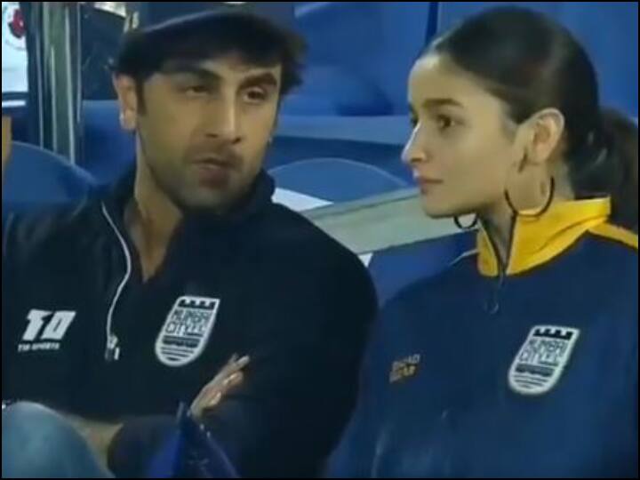Alia bhatt and ranbir kapoor watching football match, video goes viral फुटबॉल मैच देखने पहुंचे आलिया और रणबीर की बातचीत का वीडियो वायरल, इस टीम को कर रहे थे सपोर्ट