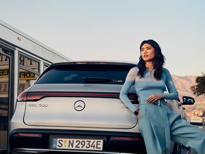 मर्सीडीज भी इलेक्ट्रिक कार ला रही है जिसका नाम होगा ई क्यू सी. ये गाड़ी 5 सेकेंड में 100 की स्पीड पकड़ लेगी और एक बार चार्ज करने के बाद करीब साढ़े चार सौ किलोमीटर चलेगी. इसमें टच और वॉयस कंट्रोल की सुविधाएं दी जाएंगी. 