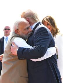 तस्वीरों में दखें- अहमदाबाद पहुंचे डोनाल्ड ट्रंप का पीएम मोदी ने कुछ यूं किया स्वागत