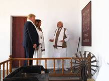 साबरमती आश्रम में राष्ट्रपति डॉनल्ड ट्रंप ने पत्नी मेलेनिया के साथ चलाया चरखा, देखें तस्वीरें