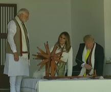साबरमती आश्रम में राष्ट्रपति डॉनल्ड ट्रंप ने पत्नी मेलेनिया के साथ चलाया चरखा, देखें तस्वीरें