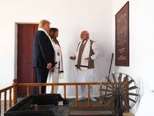 साबरमती आश्रम में राष्ट्रपति डॉनल्ड ट्रंप ने पत्नी मेलेनिया के साथ चलाया चरखा, देखें तस्वीरें