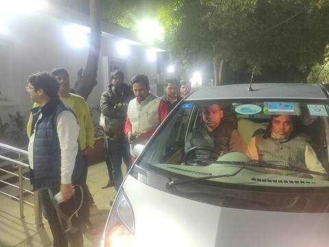 दिल्लीः गोपाल राय ने उपराज्यपाल बैजल के घर के बाहर डाला डेरा, आप के कई नेता जुटे दिल्लीः गोपाल राय ने उपराज्यपाल बैजल के घर के बाहर डाला डेरा, आप के कई नेता जुटे
