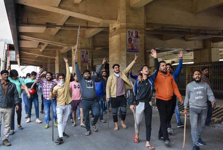 देर रात और आधी रात के बाद की बात करें तो उत्तर पूर्वी जिले के अलग-अलग इलाकों में लोग समूह के अंदर नजर आए जबकि धारा 144 के तहत 4 या 4 से ज्यादा लोग एकत्र नहीं हो सकते.