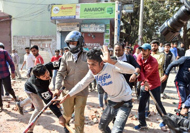 सोमवार को हुई हिंसा को देखते हुए उत्तर पूर्वी जिले में ज्यादा से ज्यादा संख्या में पुलिस की तैनाती करने का निर्णय लिया गया है