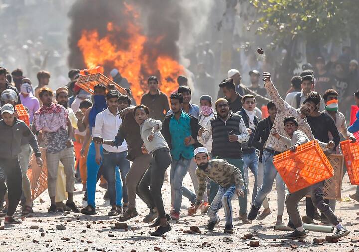 सोमवार दिन में मौजपुर, कर्दमपुरी चांद बाग़, भजनपुरा, करावल नगर आदि इलाकों में काफी ज्यादा हिंसा हुई. लोगों ने आमने-सामने आकर पथराव किया.
