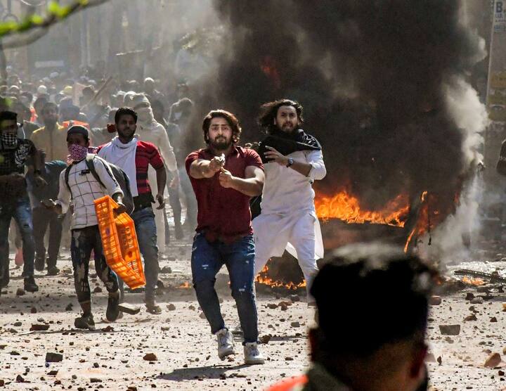 साथ ही कुछ जगहों को चिन्हित करके वहां पुलिस को रणनीतिक तौर पर तैनात किया गया है, जहां गड़बड़ी की संभावना है.