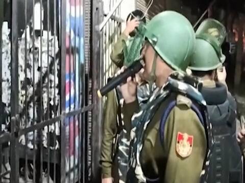 दिल्ली हिंसा: पुलिस ने किया अनाउंसमेंट, कहा- उपद्रवियों को देखते ही गोली मारने के आदेश हैं दिल्ली हिंसा: पुलिस ने किया अनाउंसमेंट, कहा- उपद्रवियों को देखते ही गोली मारने के आदेश हैं