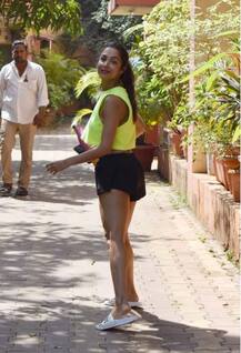 GYM के बाहर इस खास अंदाज में नजर आईं मलाइका अरोड़ा, देखें तस्वीरें