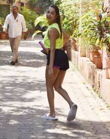 GYM के बाहर इस खास अंदाज में नजर आईं मलाइका अरोड़ा, देखें तस्वीरें