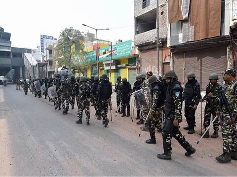 दिल्ली में हिंसाग्रस्त कुछ क्षेत्रों में शांति, मृतकों की संख्या 27 पहुंची दिल्ली में हिंसाग्रस्त कुछ क्षेत्रों में शांति, मृतकों की संख्या 27 पहुंची