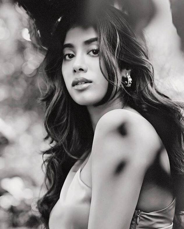 फिल्म में जाह्नवी कपूर फाइटर प्लेन की पायलट के किरदार में नजर आ रही हैं. 