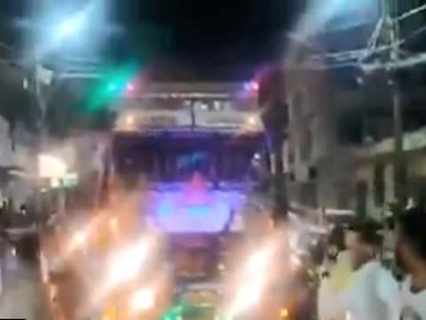 Viral Video: ट्रक ड्राइवर ने बजाया हॉर्न तो बजने लगा गाना, फिर लोगों ने.... Viral Video: ट्रक ड्राइवर ने बजाया हॉर्न तो बजने लगा गाना, फिर लोगों ने....