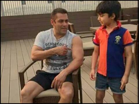 सलमान खान के मसल्स देख हैरत में पड़ा बच्चा, सामने आई है ये तस्वीर सलमान खान के मसल्स देख हैरत में पड़ा बच्चा, सामने आई है ये तस्वीर