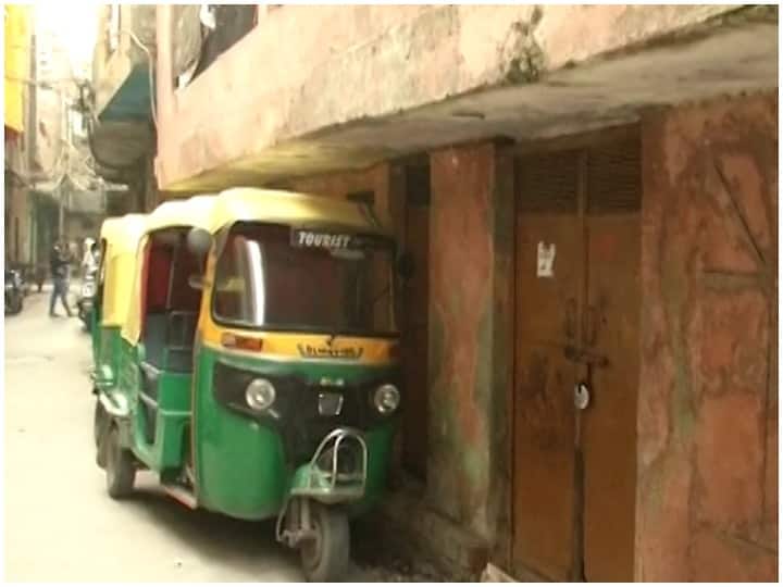 Delhi Violence: Shahrukh who used to fire a gun on policemen lives in Arvind Nagar, ANN Delhi Violence: पुलिस पर बंदूक तानने वाले शाहरुख का पूरा परिवार फरार, घर पर लटका मिला ताला