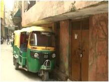 Delhi Violence: पुलिस पर बंदूक तानने वाले शाहरुख का पूरा परिवार फरार, घर पर लटका मिला ताला