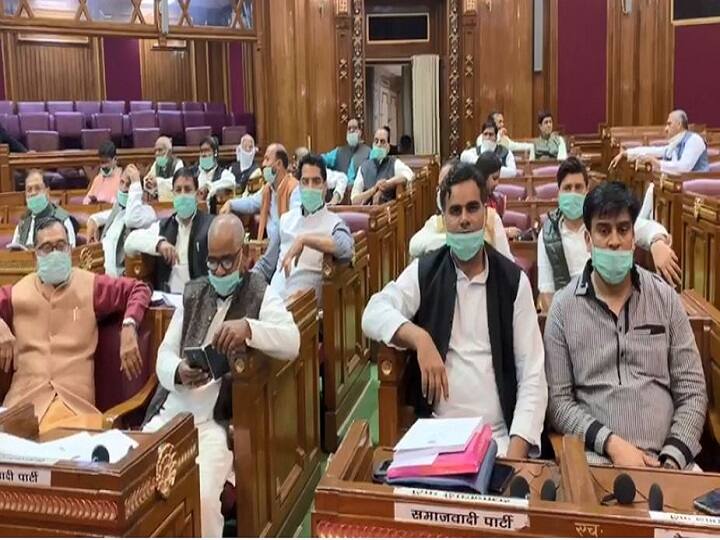 यूपी: सदन की कार्यवाही स्थगित करने से विपक्षी विधायक नाराज, मास्क पहनकर दिया धरना UP: Opposition MLA angry over adjournment of house wearing masks to protest ANN यूपी: सदन की कार्यवाही स्थगित करने से विपक्षी विधायक नाराज, मास्क पहनकर दिया धरना