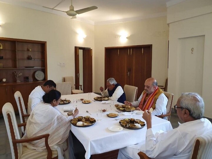 Amit Shah Mamata Banarjee Nitish Kumar had luch together at Naveen Patnaik house नवीन पटनायक के घर पर शाह और ममता ने साथ खाया खाना, नीतीश भी रहे मौजूद