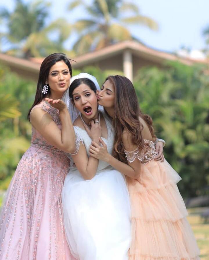 यहां दुल्हन के साथ श्वेता की तस्वीर है, जो दुल्हन के लिबास में तैयार की गई थी. (तस्वीर क्रेडिट- मानव मंगलानी)