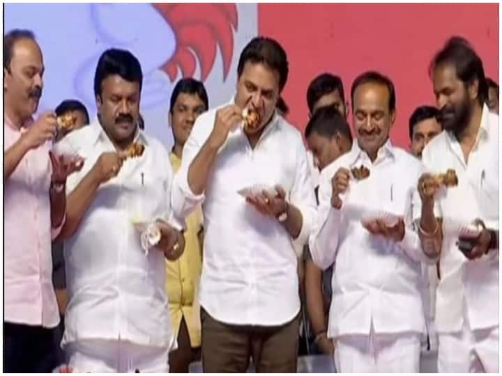 कोराना वायरस: अफवाहों के बीच जागरुकता के लिए हैदराबाद में मंत्रियों ने मंच पर खाया चिकन Amid Choronavirus Telengana Ministers eat chicken on public stage, कोराना वायरस: अफवाहों के बीच जागरुकता के लिए हैदराबाद में मंत्रियों ने मंच पर खाया चिकन